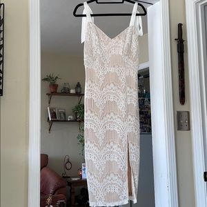 Lulu’s white lace dress